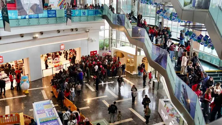 Furor por la apertura de un nuevo local de la cadena china Miniso en un shopping porteño