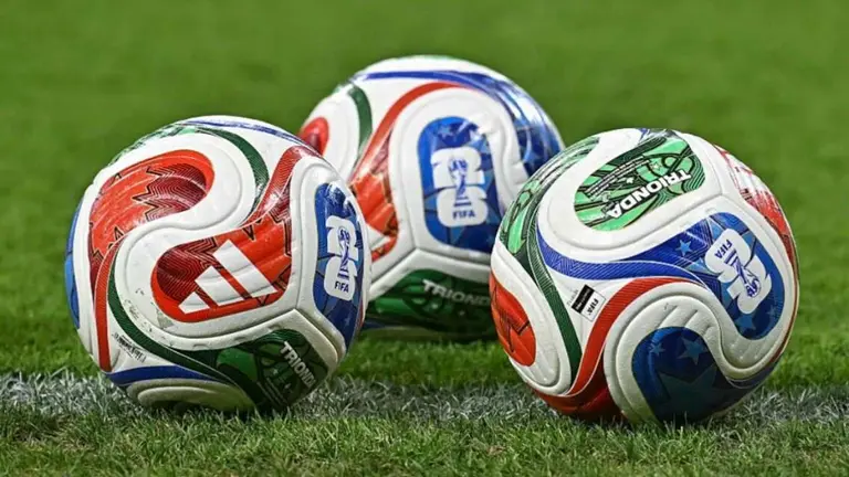 Por qué la pelota del Mundial debe enchufarse como un celular antes de los partidos