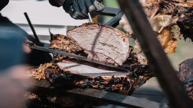 Mataderos estalla en turismo y ocio con la feria del asado barato