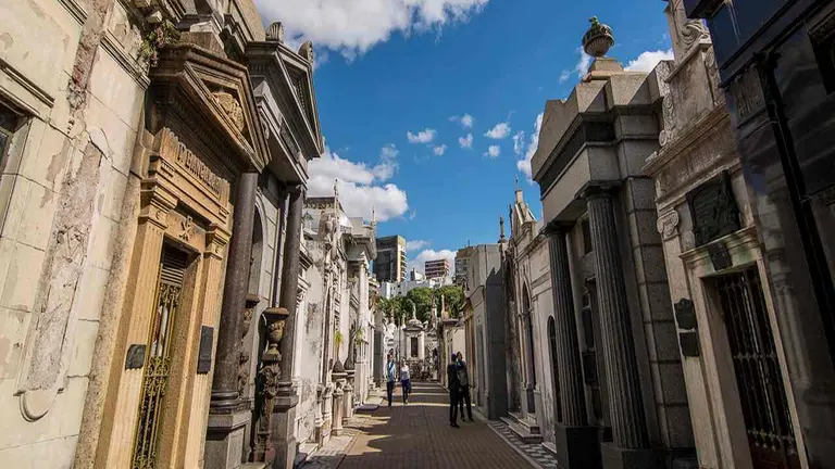 El paseo gratis por el cementerio de Recoleta que obsesiona a turistas y locales