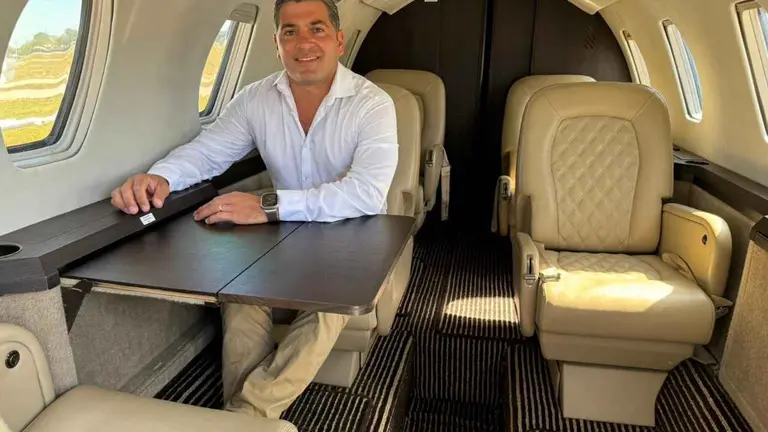 Es argentino, compró una fábrica de aviones abandonada y está desarrollando algo inédito en el país