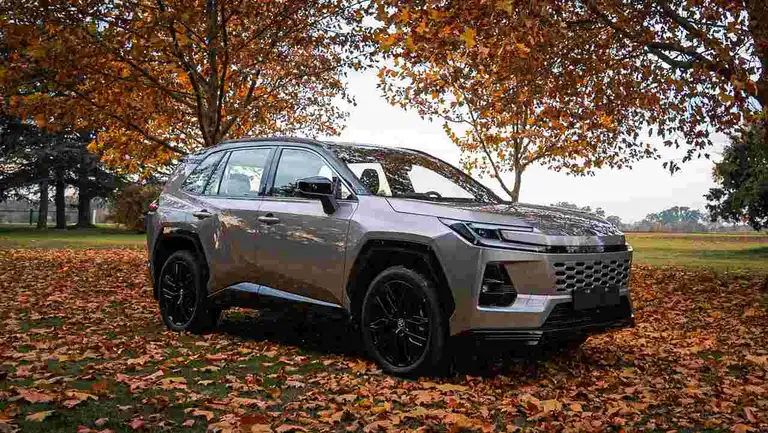 Toyota lanzó el RAV4 híbrido enchufable: cuesta el doble que los SUV chinos competidores