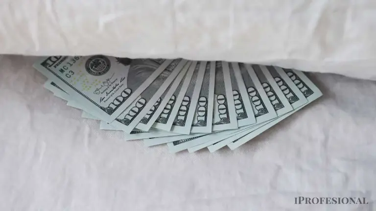 Los que encanutaron dólares bajo el colchón por 10 años perdieron casi 30% de poder de compra