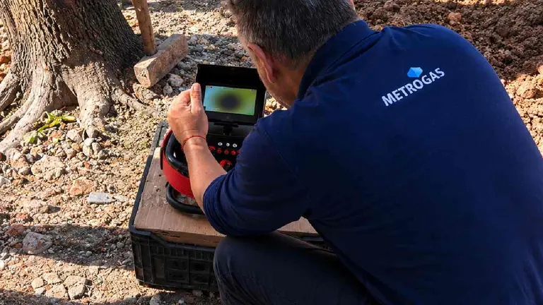Metalúrgica de Lanús robaba gas con una conexión trucha y Metrogas los pescó in fraganti con un método inédito