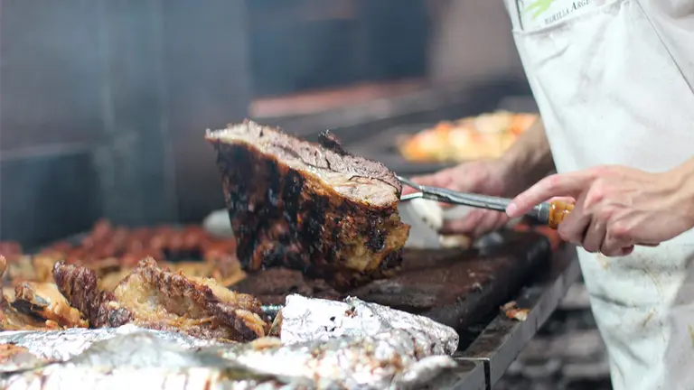 Cuánto sale comer en una famosa parrilla libre de Buenos Aires, con bebida y postre incluidos