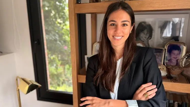 Es abogada, detectó un vacío clave en las escuelas y creó un juego de cartas para enseñar finanzas a chicos y grandes