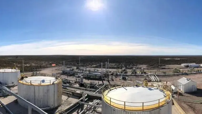 Denuncian que una petrolera abandonó un pozo y causó un desastre ambiental