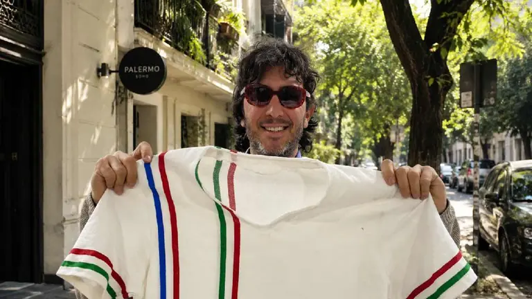 Hace ropa de diseño con trapos rejilla y repasadores y tiene local en Palermo: ¿genio o puro marketing?