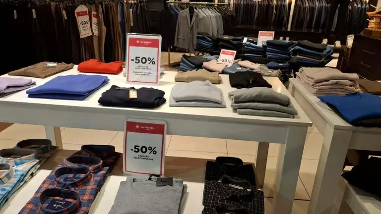 Histórico shopping cambia de dueño y vende ropa con hasta 50% de descuento