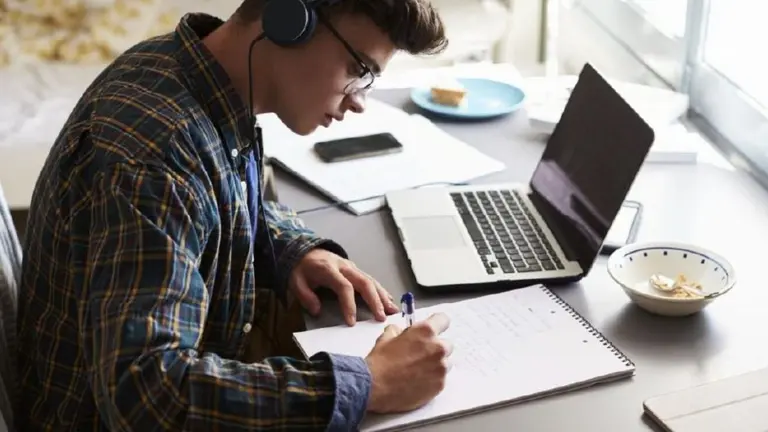 Cómo anotarse a los cursos gratis para jóvenes adultos que buscan su primer empleo