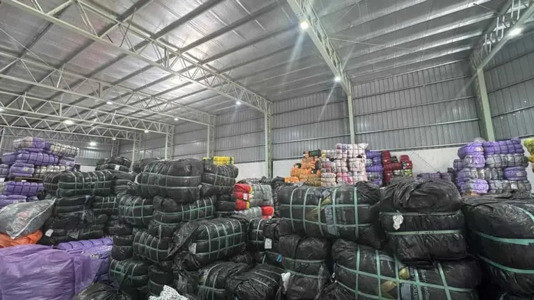 Ropa usada importada dispara crisis textil y crece el temor por el posible impacto ambiental