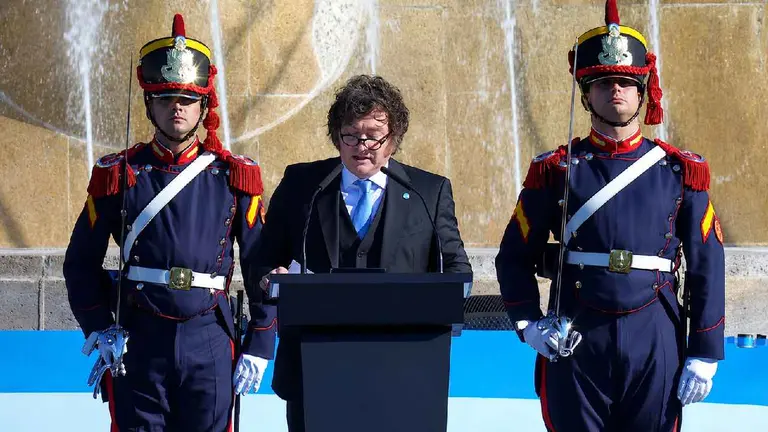 Milei en Rosario: tenso momento con Villarruel, foto con Adorni y elogios a Manuel Belgrano