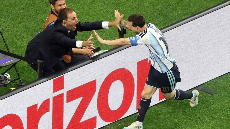 Quién es el periodista con el que Messi festejó su 2-0 en Selección Argentina vs. Austria