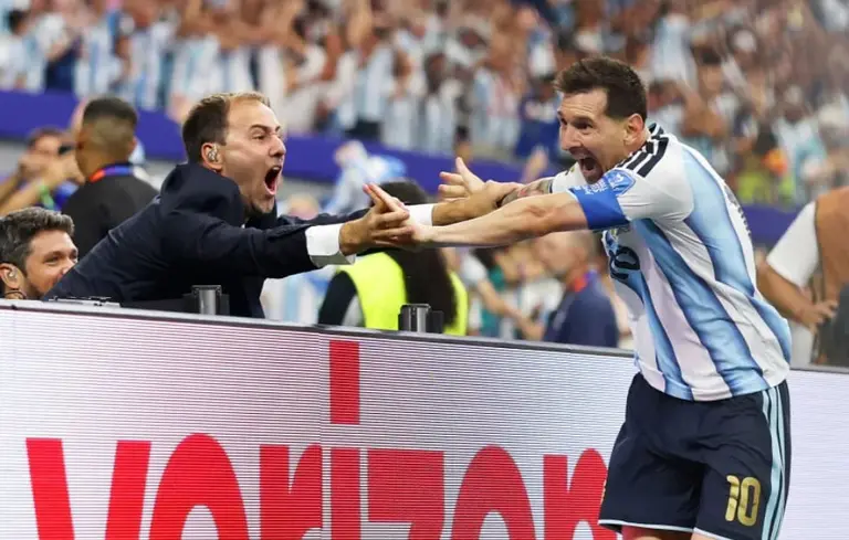 Periodista Joaquin Bruno celebra gol con Messi
