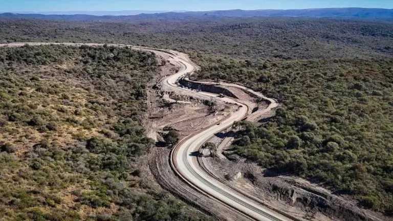 La ruta turística de Argentina que está siendo pavimentada en medio de la montaña
