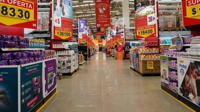 Sindicato acusa a supermercado de presionar a empleados para adherir al banco de horas