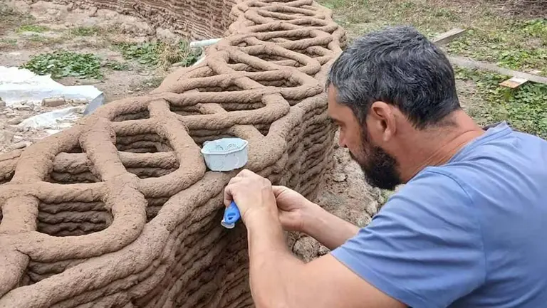 Es cordobés y creó la primera impresora 3D de casas de barro del mundo: así funciona "Barrobot"