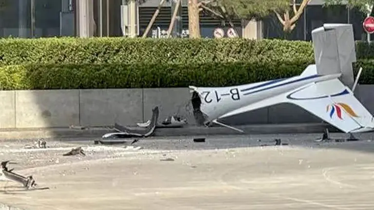 Avioneta se estrelló contra el rascacielos más alto de Beijing y generó pánico en el centro financiero