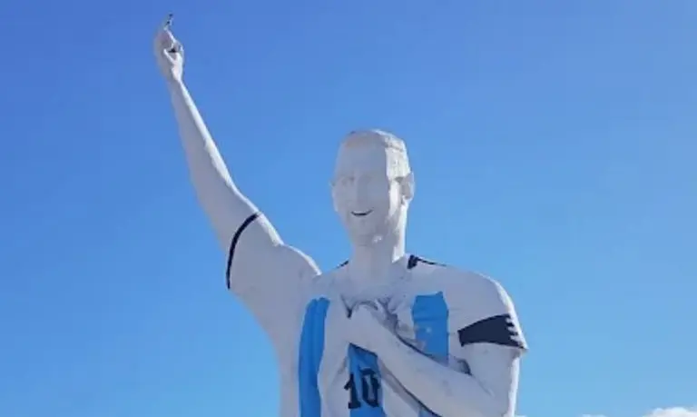 Furor total por Lionel Messi: inauguran una colosal estatua en Cutral Có para homenajearlo