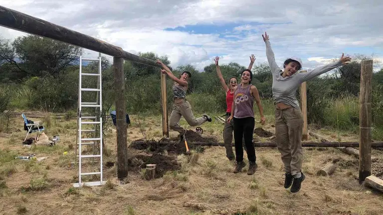 "Neo rurales": la generación de jóvenes que abandona la ciudad y elige vivir y progresar en el campo