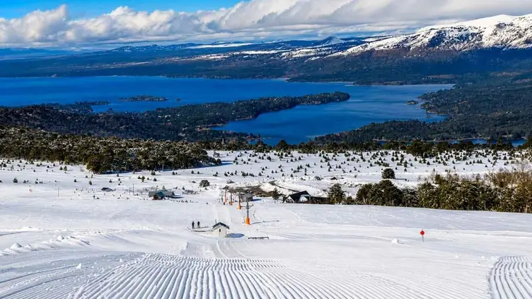 Esquí low cost en Argentina: el cerro rodeado de araucarias milenarias que sorprende a los turistas este invierno