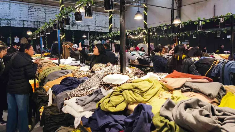 Cadena de electrodomésticos con 20 sucursales abrió su primer local de ropa con precios mayoristas