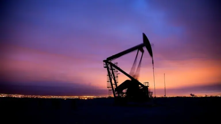 Mercados en rojo: el petróleo se acerca a los u$s80 tras el fin de la tregua entre Trump e Irán