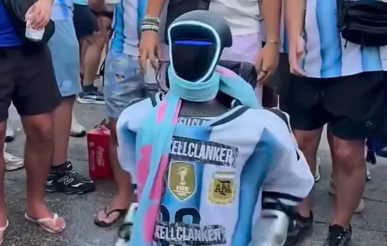 Robot humanoide baila con hinchas argentinos