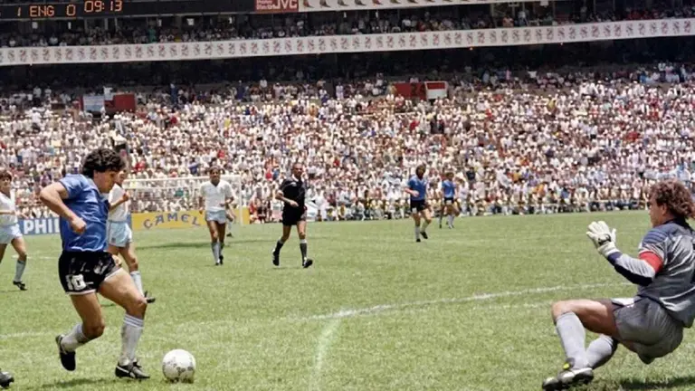 Subastan la pelota con la que Maradona le hizo los dos goles históricos a Inglaterra: la cifra millonaria que piden