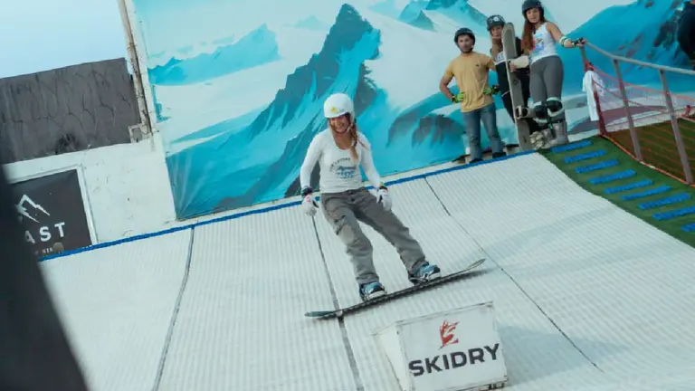 Cuánto cuesta tomar clases de esquí o snowboard sin nieve y a 1 hora de Buenos Aires