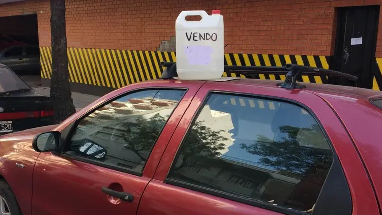 La capital del "bidón en el techo" donde se venden más autos usados que en CABA