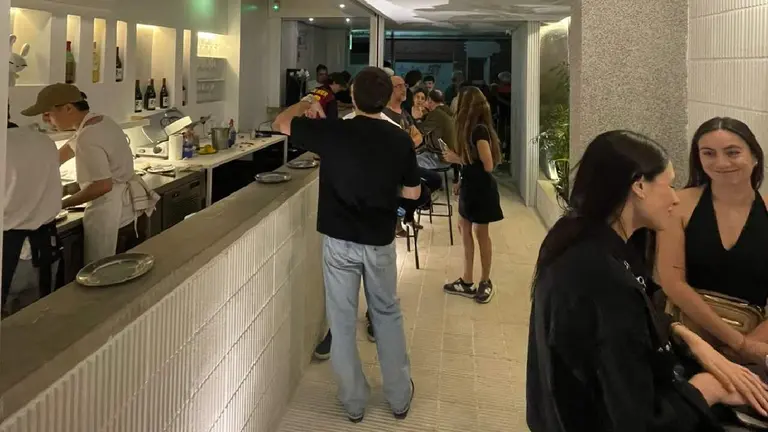 Dos socios abrieron un bar en el hall de un edificio porteño, se lo clausuraron pero tuvieron revancha