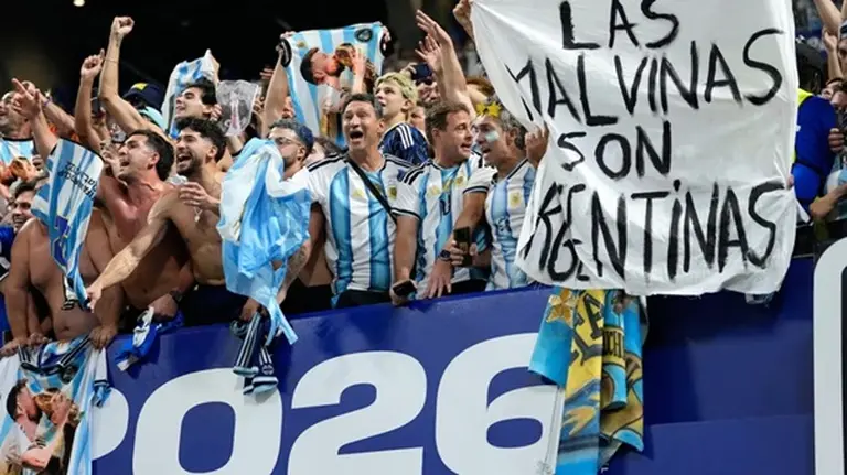 La historia detrás de la bandera de Malvinas que exhibió la Selección tras eliminar a Inglaterra