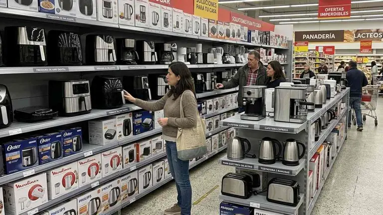 Supermercado vende electrodomésticos con hasta 40% de descuento y cuotas sin interés