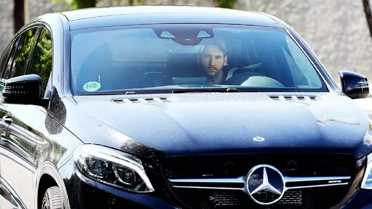 Cómo es la colección de autos de lujo de Lionel Messi y cuánto cuestan sus modelos más famosos