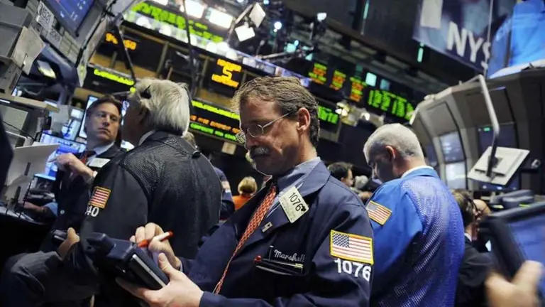 La tensión global sacudió al mercado argentino y dejó pérdidas en el Merval, bonos y ADRs