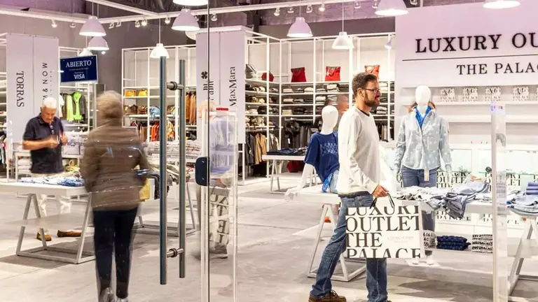 El outlet de primeras marcas ofrece zapatillas desde $20.000, camperas por $30.000 y otros grandes descuentos