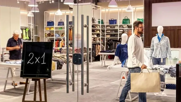 Abrió mega outlet de marcas top que vende zapatillas desde $20.000 y remeras por $4.000