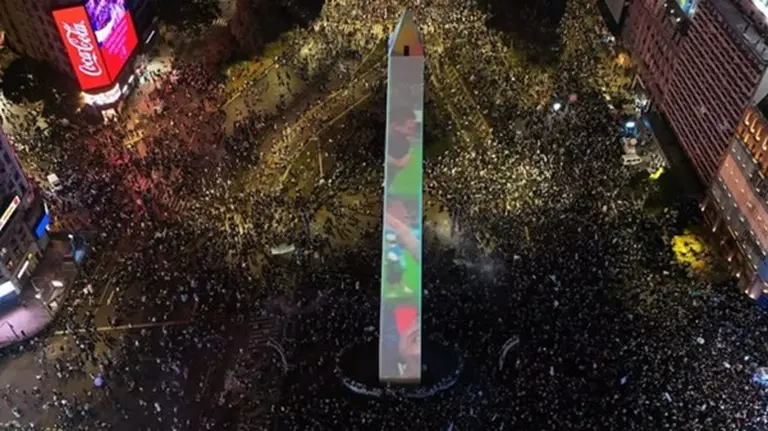 Miles de hinchas coparon el Obelisco para despedir a Messi y darle las gracias a la Selección pese a la final perdida