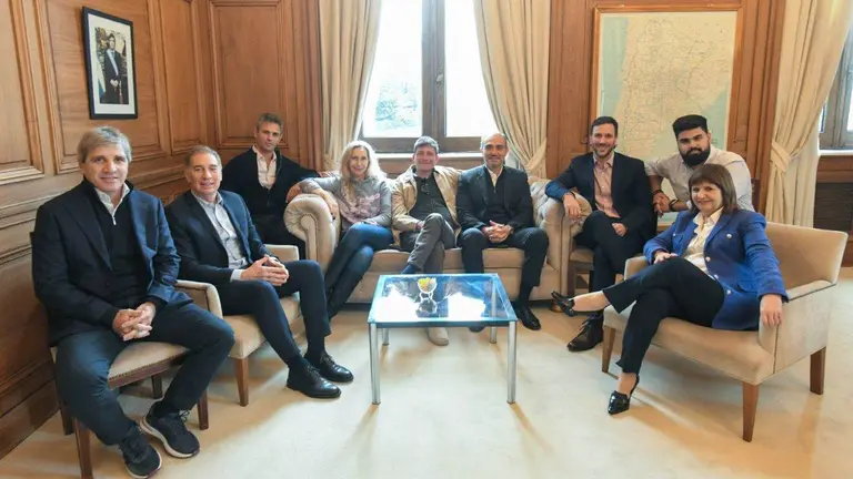 Funcionarios del oficialismo sentados alrededor de una mesa en un salón de la Casa de Gobierno. Imagen de archivo