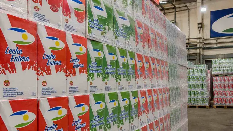 Packs de leche larga vida en un depósito de una empresa láctea. Imagen generada con IA