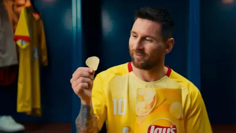 Lay's usa a Messi para promocionar papas fritas con un ingrediente prohibido en varios países