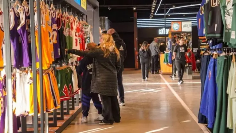 NBA Store abrió su segunda tienda en Argentina con camisetas desde $39.999 y productos exclusivos