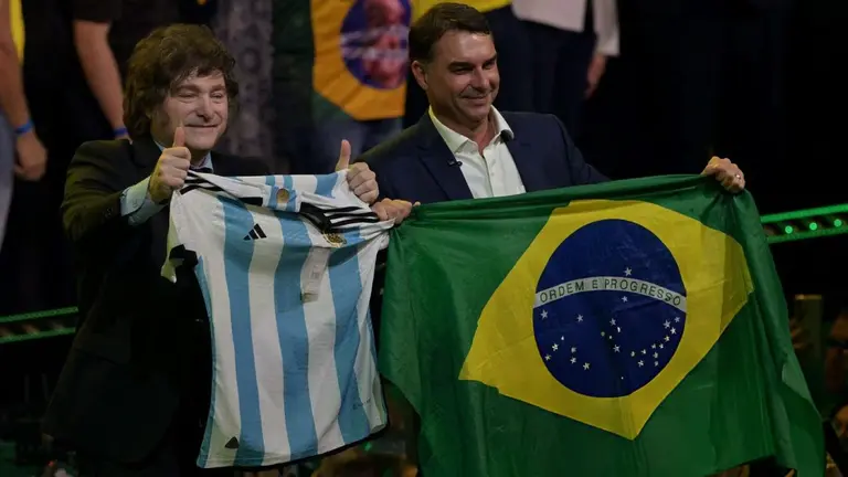 Acusan de "inadmisible" la visita de Milei a Brasil para apoyar a Bolsonaro