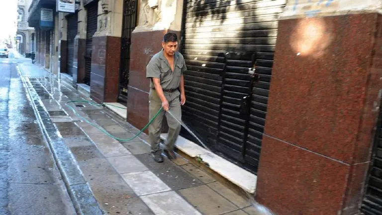 Cuánto cobra un encargado de edificio en agosto y cuánto pesa su sueldo en las expensas