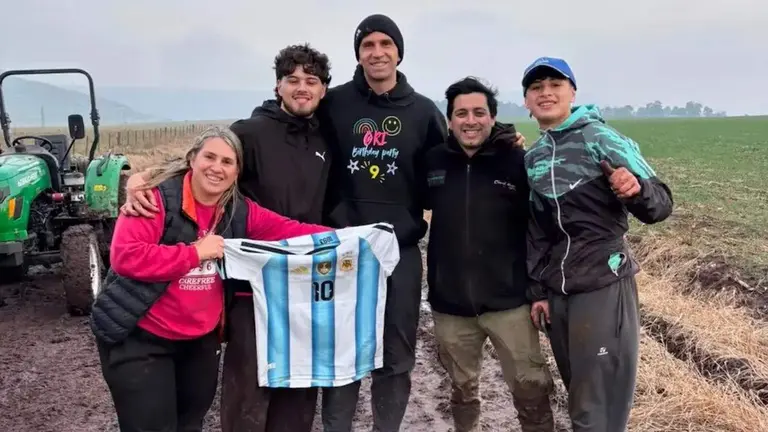 El Dibu Martínez quedó encajado con su camioneta en un camino rural y un grupo de vecinos lo rescató