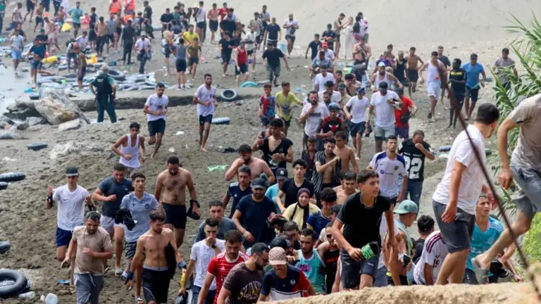 La ciudad española Ceuta quedó desbordada por la llegada conjunta de miles de inmigrantes ilegales