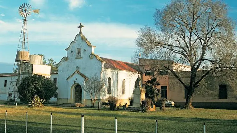 Frente de una iglesia en Uribelarrea