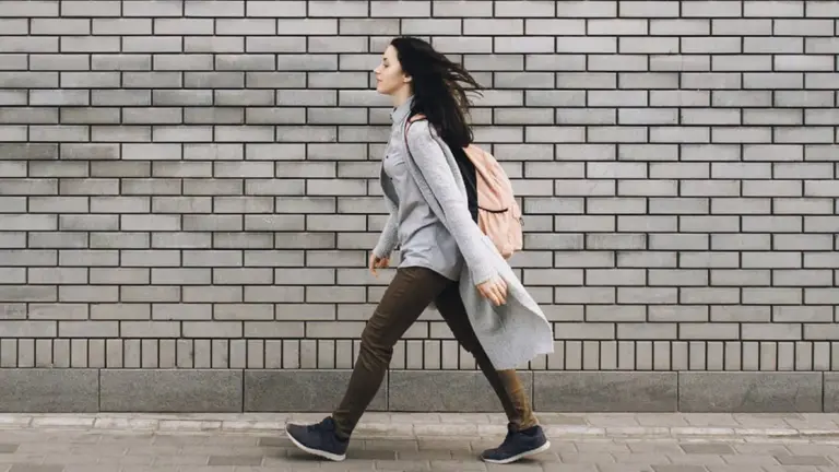 Caminar después de comer, el hábito que regula la glucosa y acelera el metabolismo