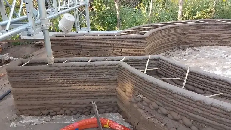 Crearon una máquina que imprime casas con tierra y así funciona la innovación cordobesa que busca revolucionar la vivienda